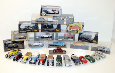 Lot 933 - Assorted Classic Car Die-Cast Models