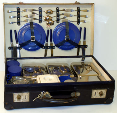 Lot 300 - Harlequin 6 Person Picnic Set