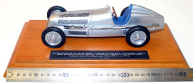 Lot 1038 - Mercedes-Benz W125 Silver Arrow 1:18 Scale Model