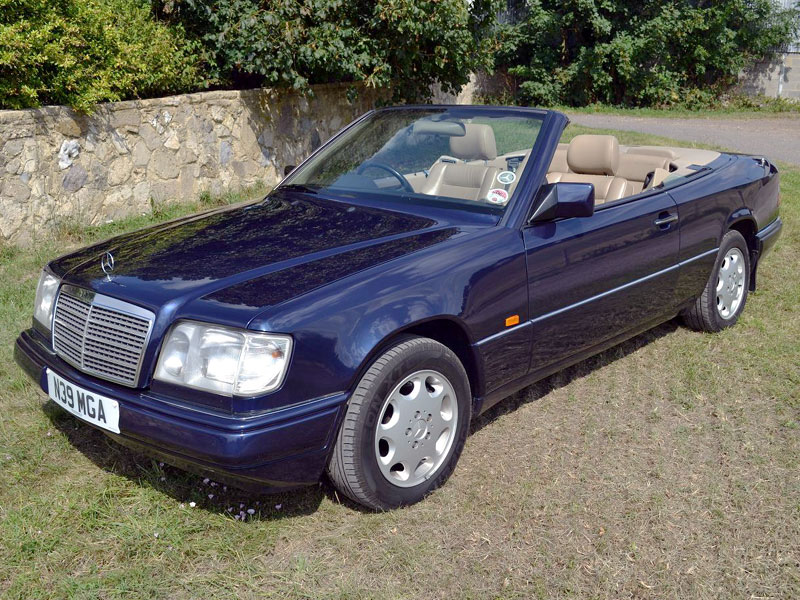 Lot 40 - 1996 Mercedes-Benz E 220 Cabriolet