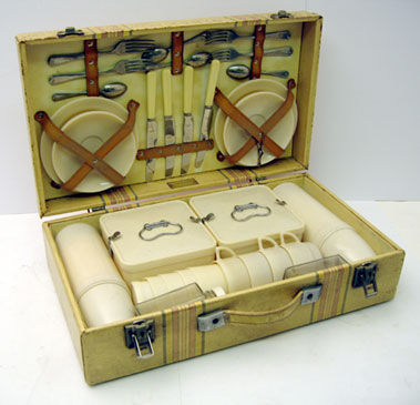 Lot 313 - Coracle Four Person Picnic Set