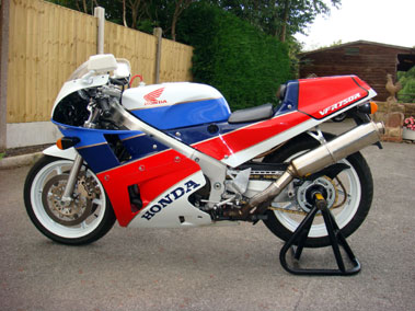Lot 7 - 1990 Honda RC30