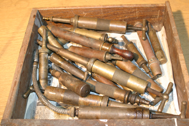 Lot 422 - A Quantity of Brass Grease Guns