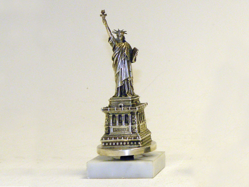 Lot 338 - Statue of Liberty Accessory Mascot