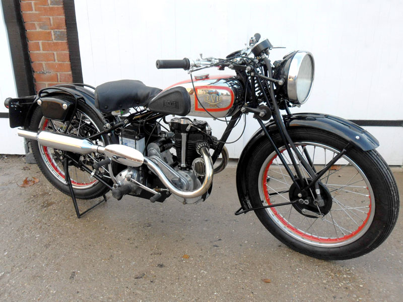 Lot 21 - 1938 Levis Model B Special