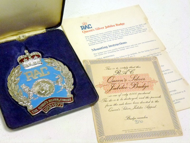 Lot 57 - A Queen's Silver Jubilee Badge