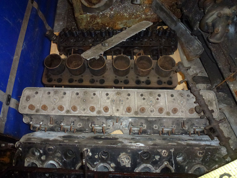 Lot 461 - A Quantity of Rolls-Royce Cylinder Heads
