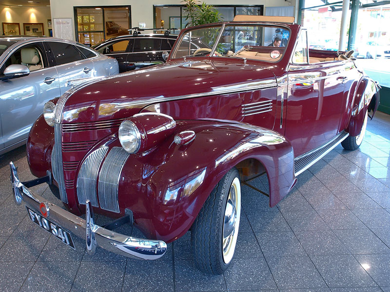 Lot 57 - 1939 Pontiac Deluxe 120 'Silver Streak' Convertible