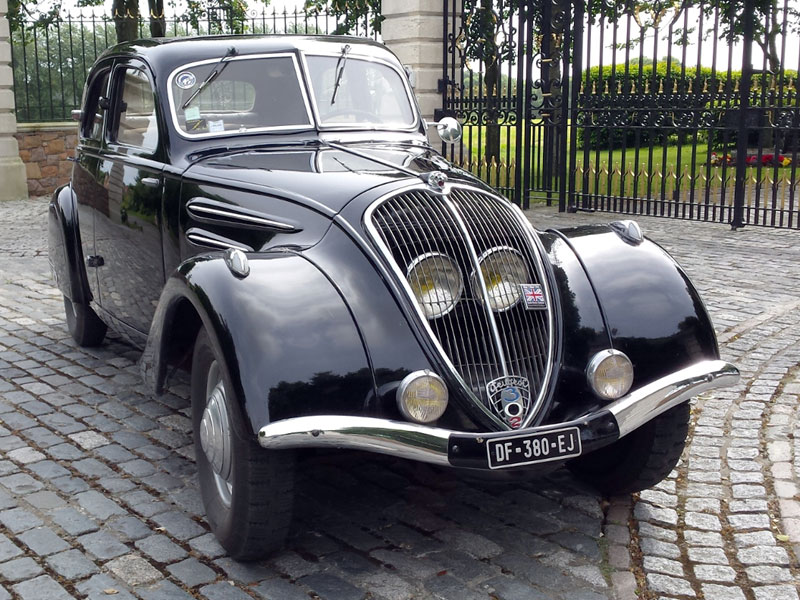 Lot 4 - 1936 Peugeot 302 Berline Deluxe