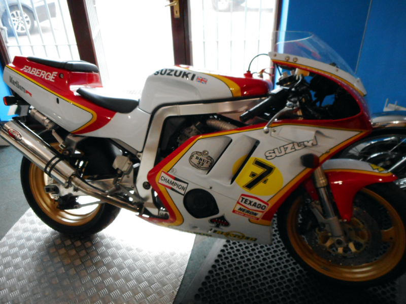 Lot 75 - 1992 Suzuki GSX-R400