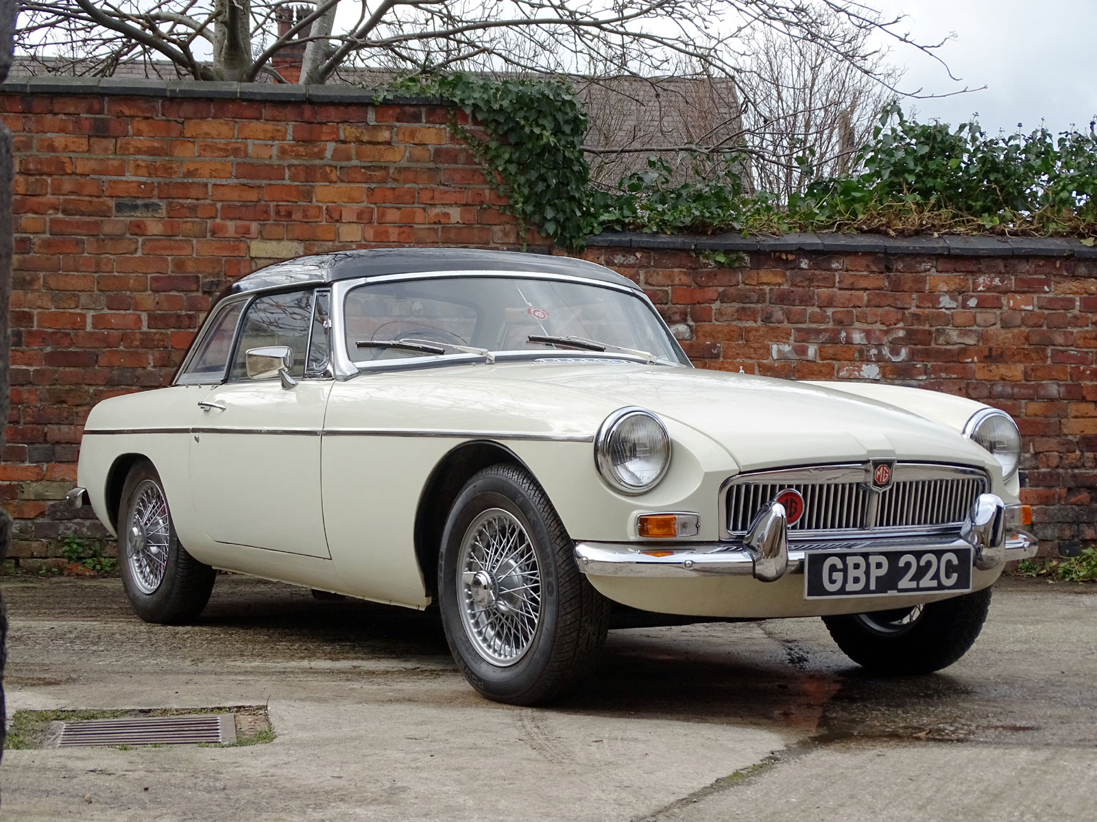 Lot 8 - 1965 MG B Roadster