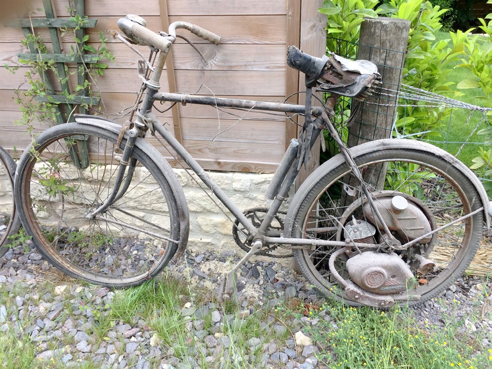 Lot 10 - 1950s Raleigh Cyclemaster